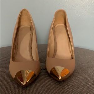 Nude pumps with gold pointed toe